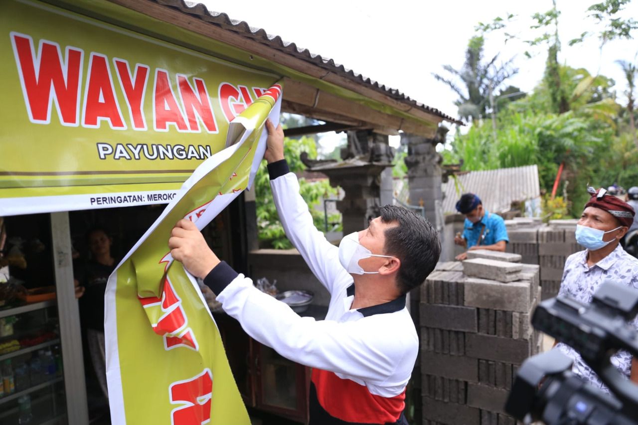 podiumnews.com-Suwirta Cabuti Spanduk Rokok di Ruko dan Warung